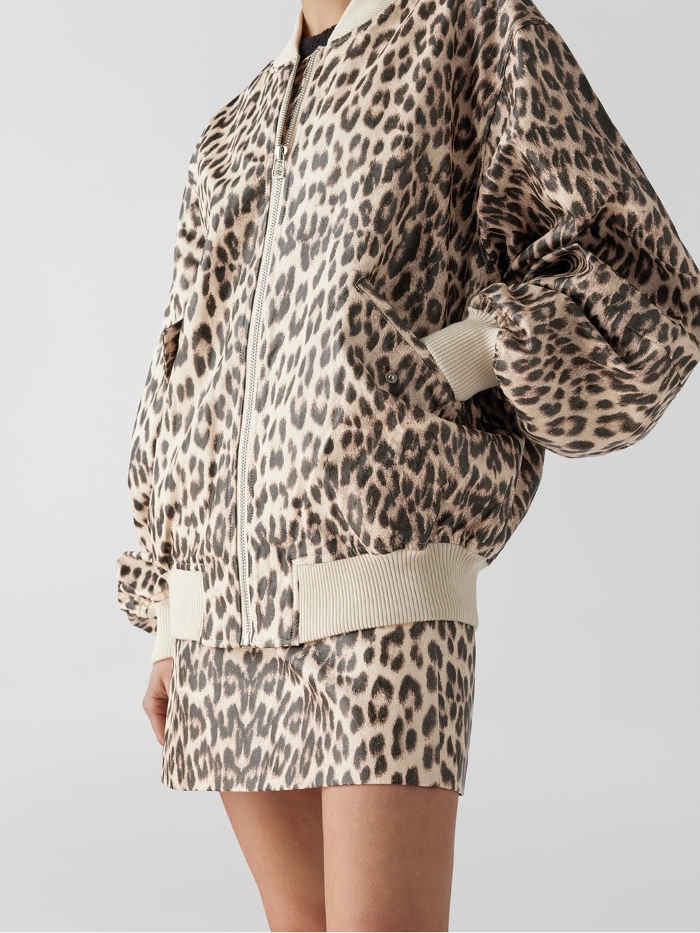 Baum und Pferdgarten
Animal Print Bomber Jacket w/ Tags - Picture 3 of 10